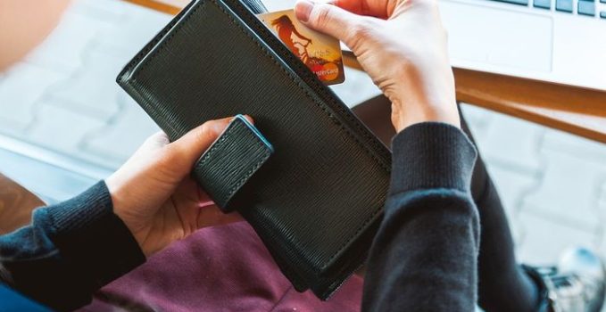 portefeuille avec un billet